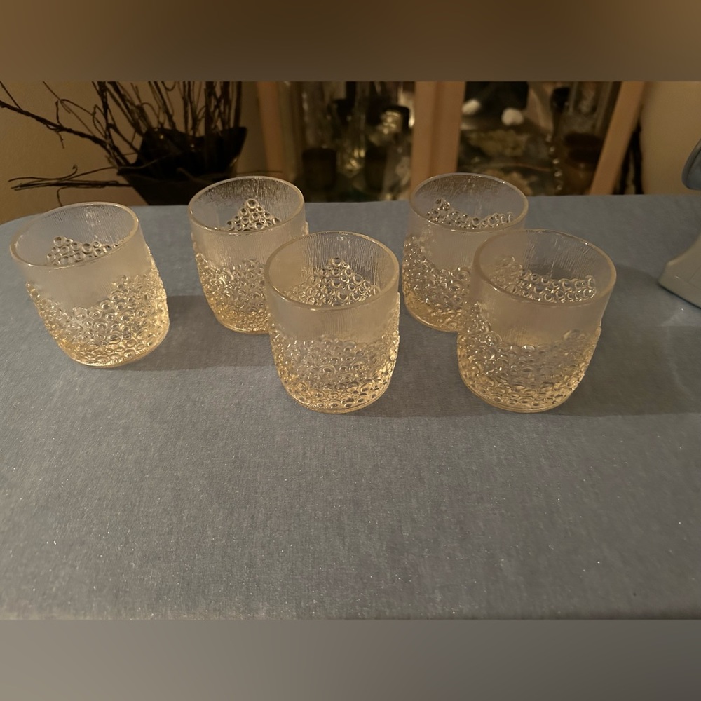 Set of 5 vintage, pink, Finnish crystal glasses pressed w/pattern of bubbles. - Picture 3 of 11